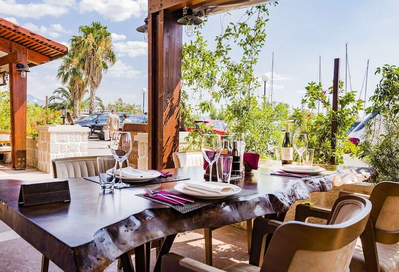 هتل Waikiki Apartments