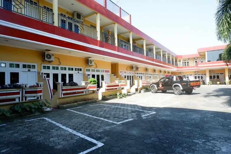 בית מלון כפרי Reddoorz Plus Near Stadion Wijaya Kusuma