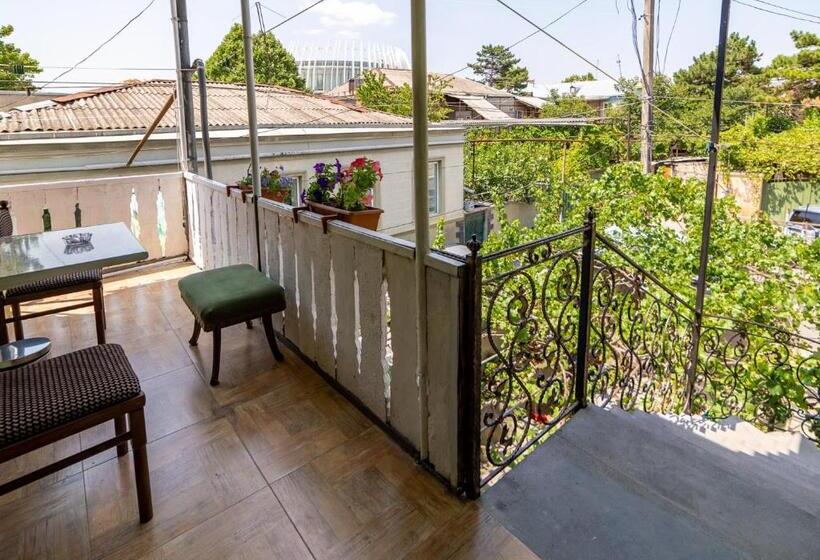 هاستل Tsera House