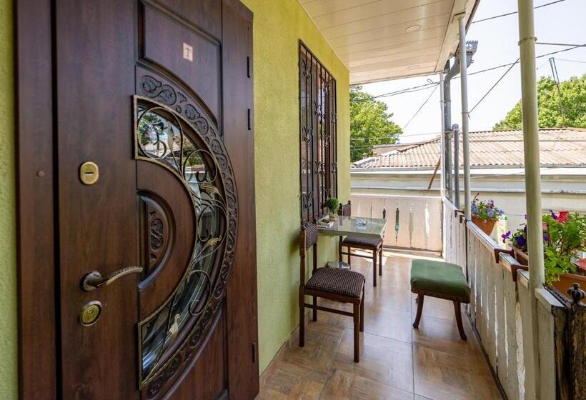 هاستل Tsera House