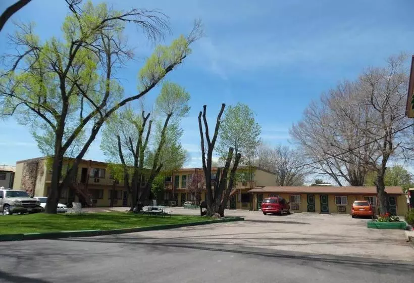 호텔 Budget Host Inn