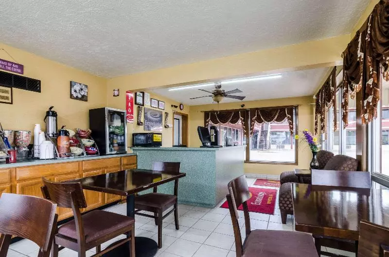 Отель Econo Lodge