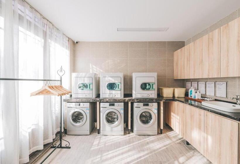 Atour Hotel Haining Leather City South Gate