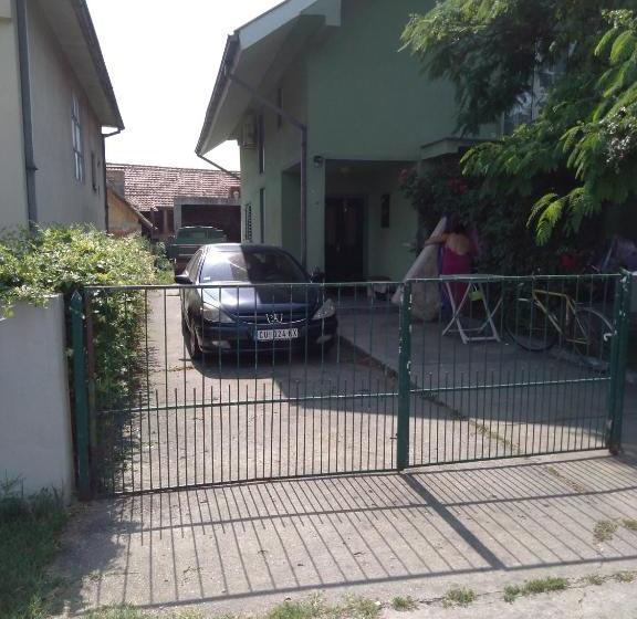 تختخواب و صبحانه Sunce