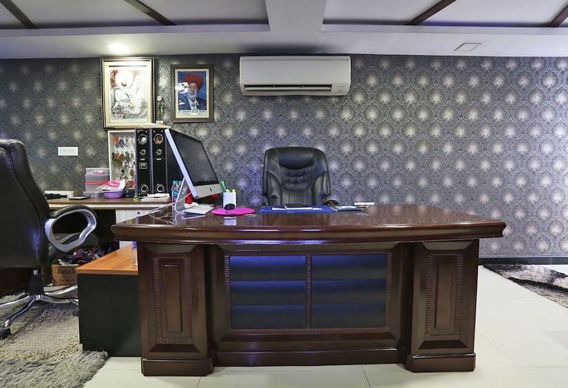 ホテル Oyo 39932 Sibbal Farms