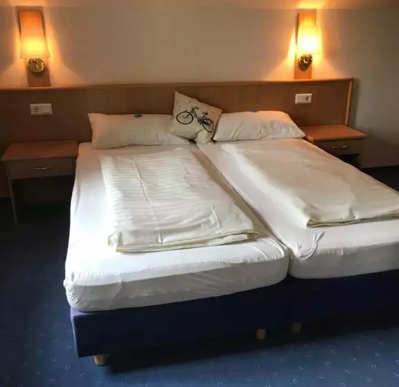 Hotelli Gästehaus & Café Leeze