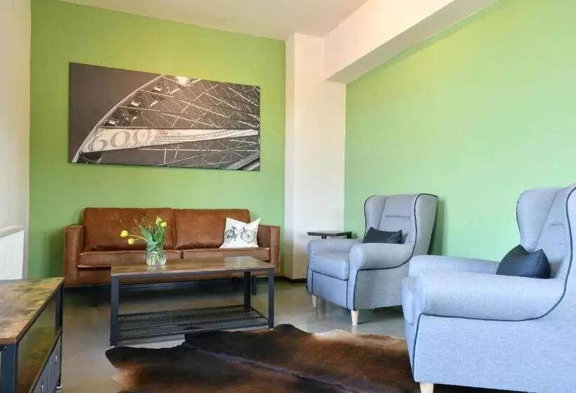 Hotelli Gästehaus & Café Leeze