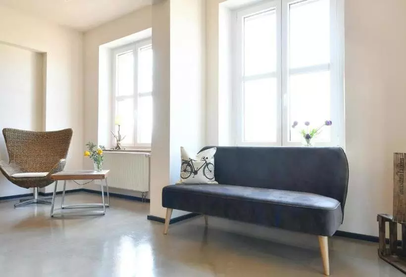 Hotelli Gästehaus & Café Leeze