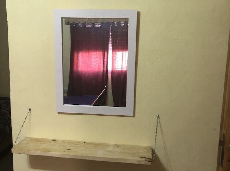 تختخواب و صبحانه Karina S House