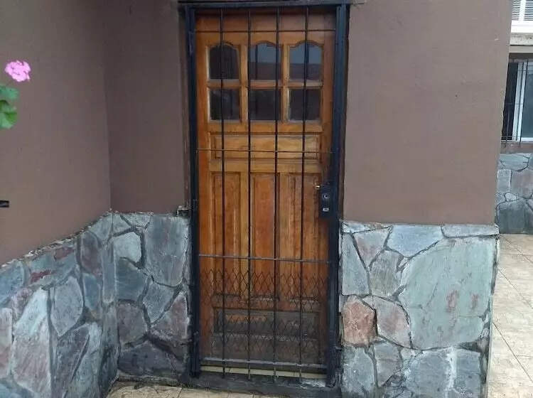 تختخواب و صبحانه Karina S House