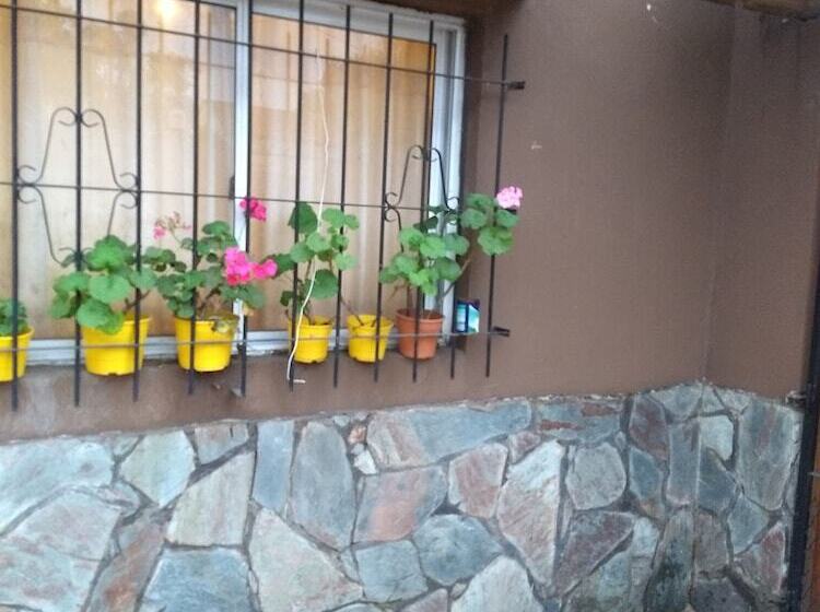 تختخواب و صبحانه Karina S House