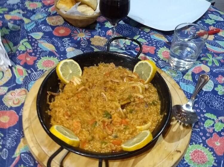 تختخواب و صبحانه Karina S House