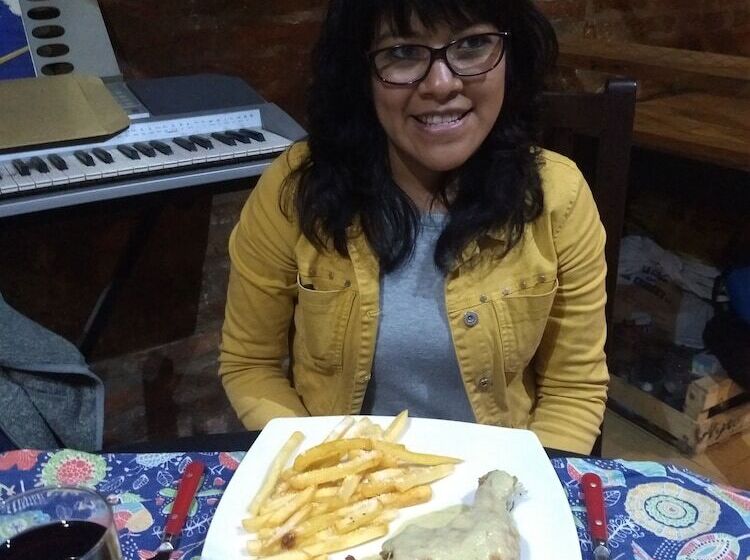 تختخواب و صبحانه Karina S House