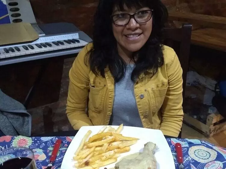 تختخواب و صبحانه Karina S House