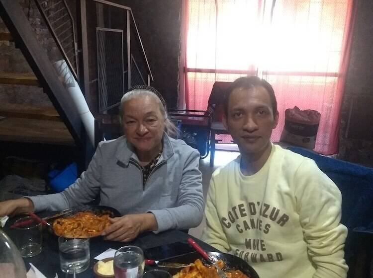 تختخواب و صبحانه Karina S House