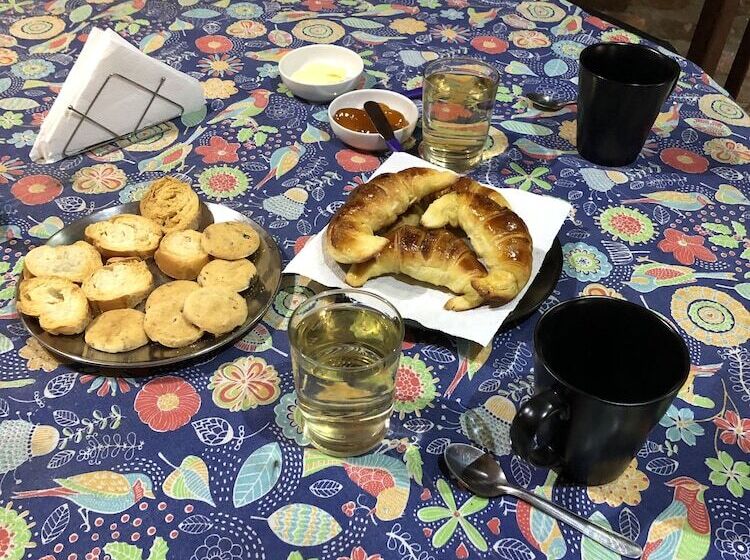 تختخواب و صبحانه Karina S House