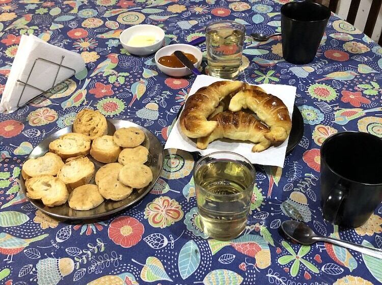 تختخواب و صبحانه Karina S House