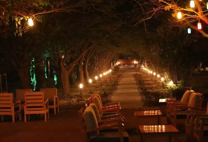 Lomakeskus Eden Bungalows And Beach