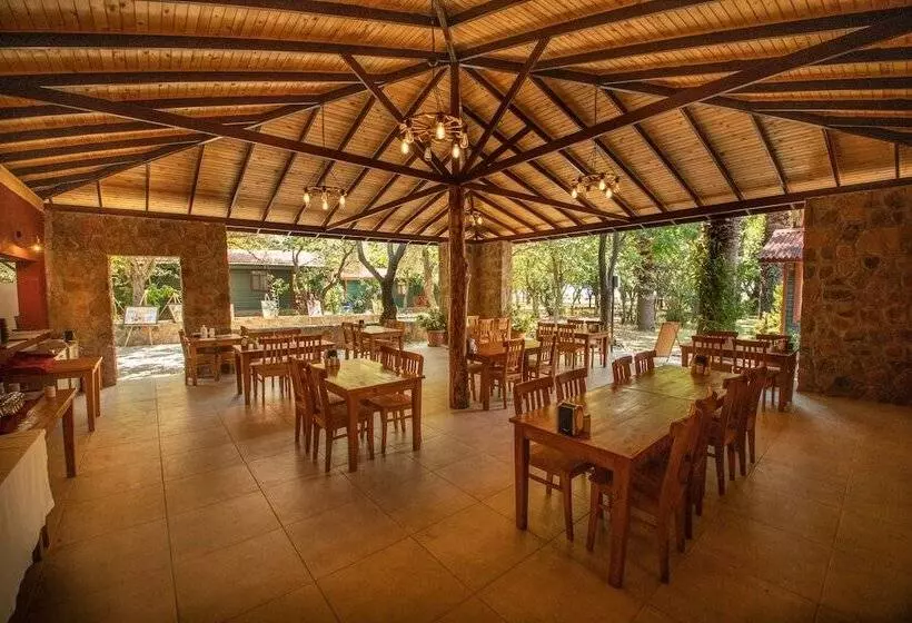 Lomakeskus Eden Bungalows And Beach