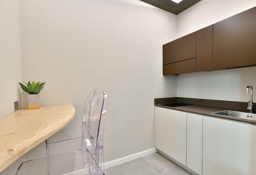 פנסיון Amnis Suites