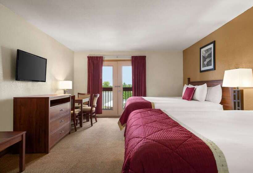 هتل Baymont By Wyndham Cortez