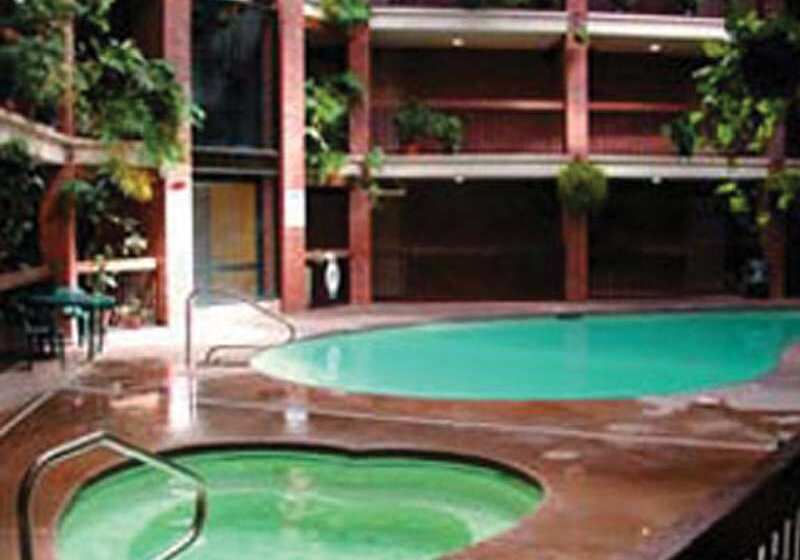 هتل Baymont By Wyndham Cortez