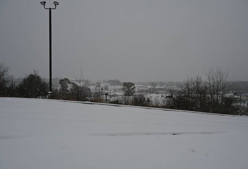 Giles Hotel Inn & Suites