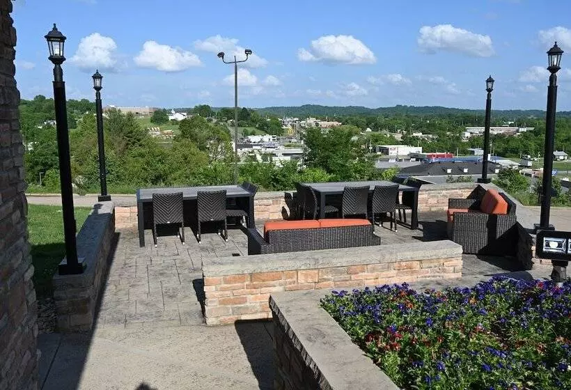 Giles Hotel Inn & Suites