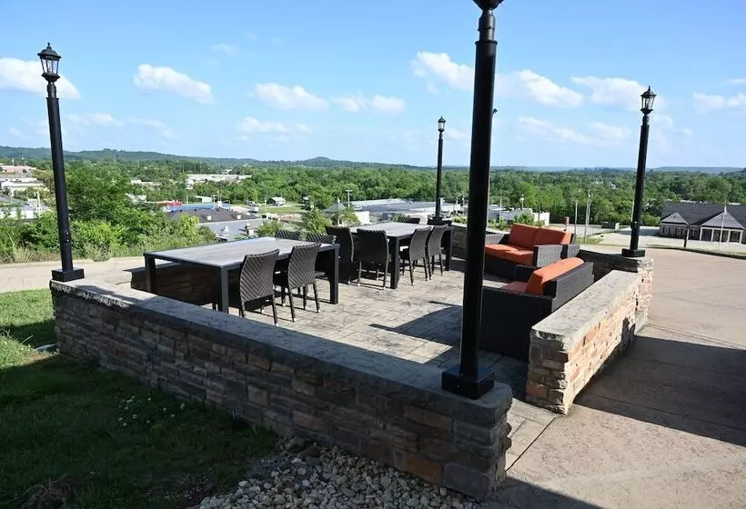 Giles Hotel Inn & Suites