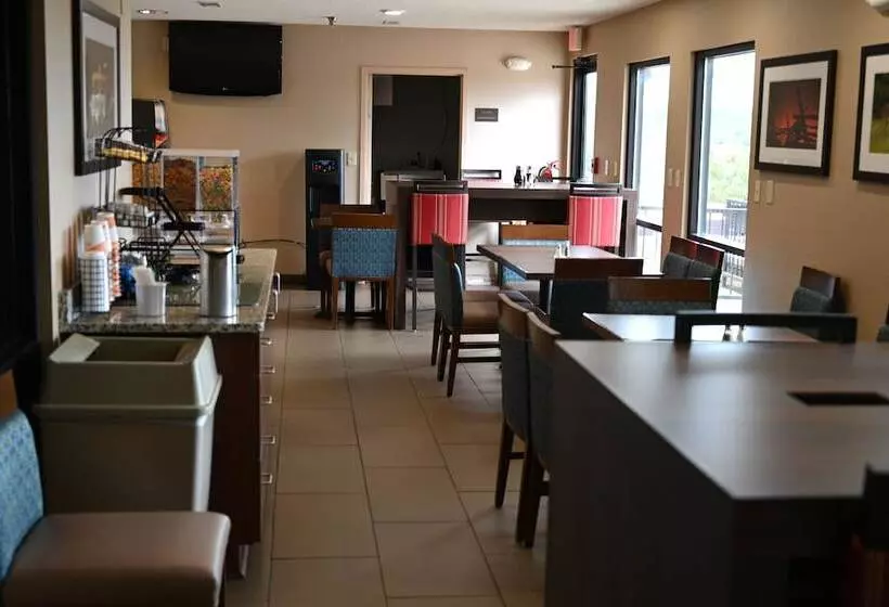 Giles Hotel Inn & Suites