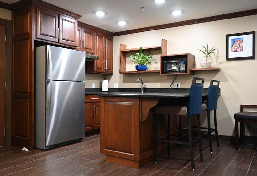 Giles Hotel Inn & Suites