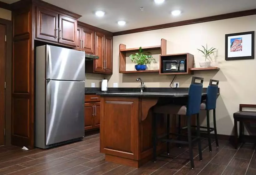 Giles Hotel Inn & Suites