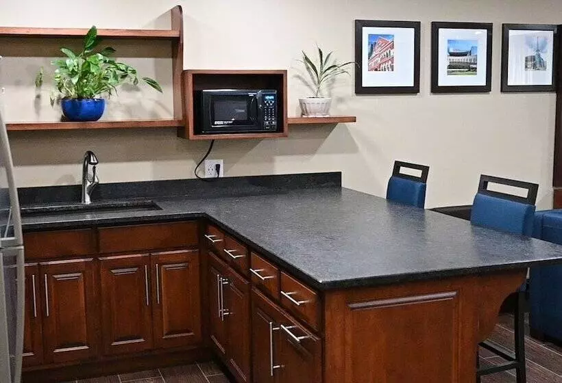 Giles Hotel Inn & Suites