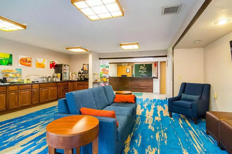 ホテル Quality Inn Sidney I80