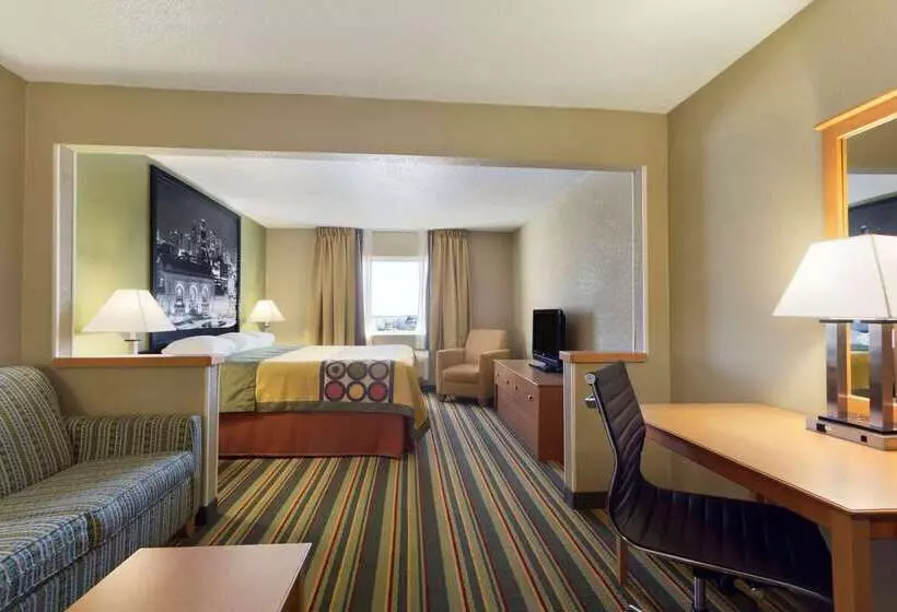 فندق Super 8 By Wyndham Lees Summit