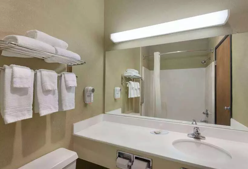 فندق Super 8 By Wyndham Lees Summit