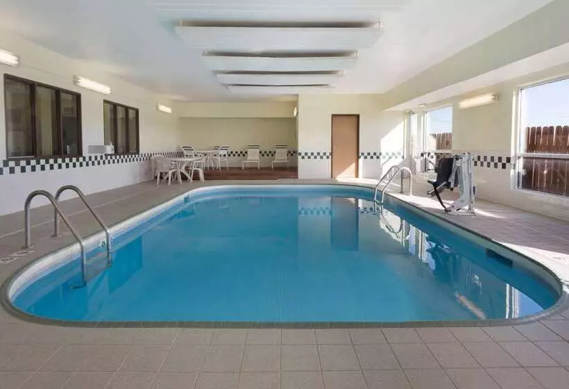 فندق Super 8 By Wyndham Lees Summit