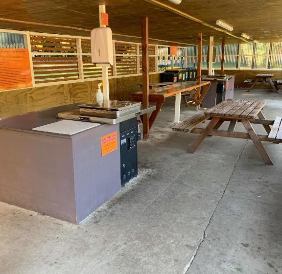 אתר נופש Sapphire Springs Holiday Park And Thermal Pools