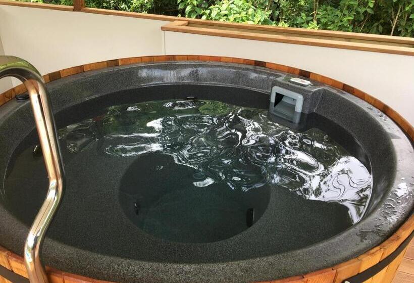 אתר נופש Sapphire Springs Holiday Park And Thermal Pools