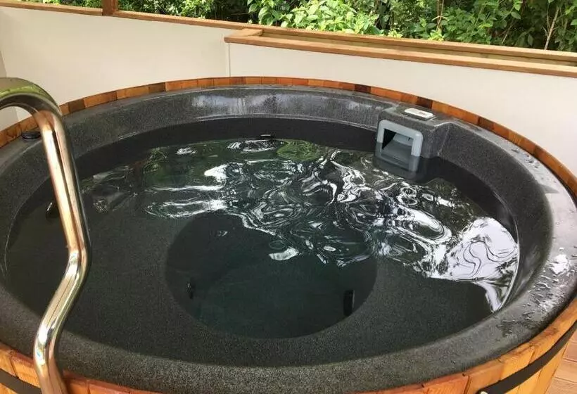 Lomakeskus Sapphire Springs Holiday Park And Thermal Pools