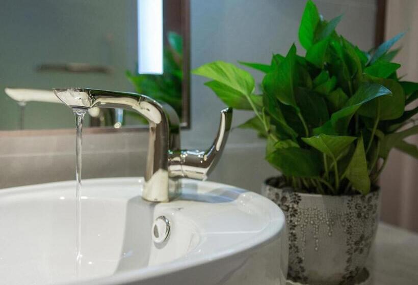 Lavande Hotel Yibin University City Exhibition Center