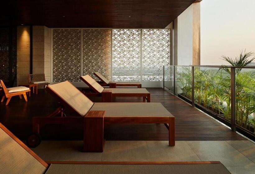 هتل Isoras Cikarang