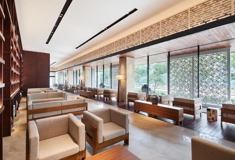 هتل Isoras Cikarang