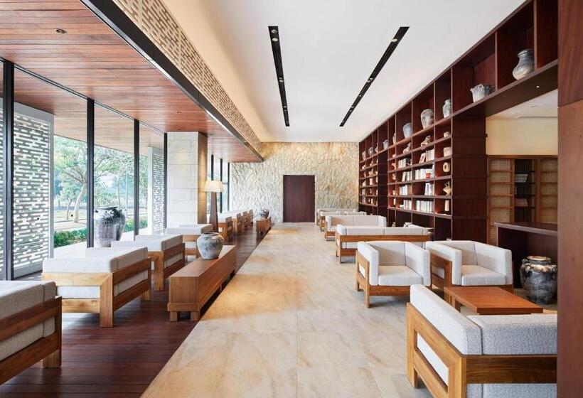 هتل Isoras Cikarang