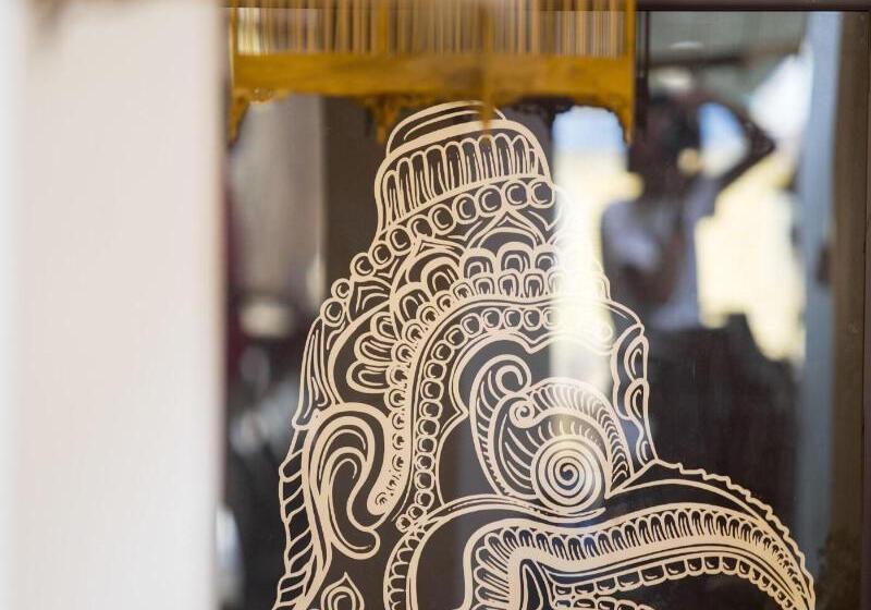 هتل Purple Hue Central Hub