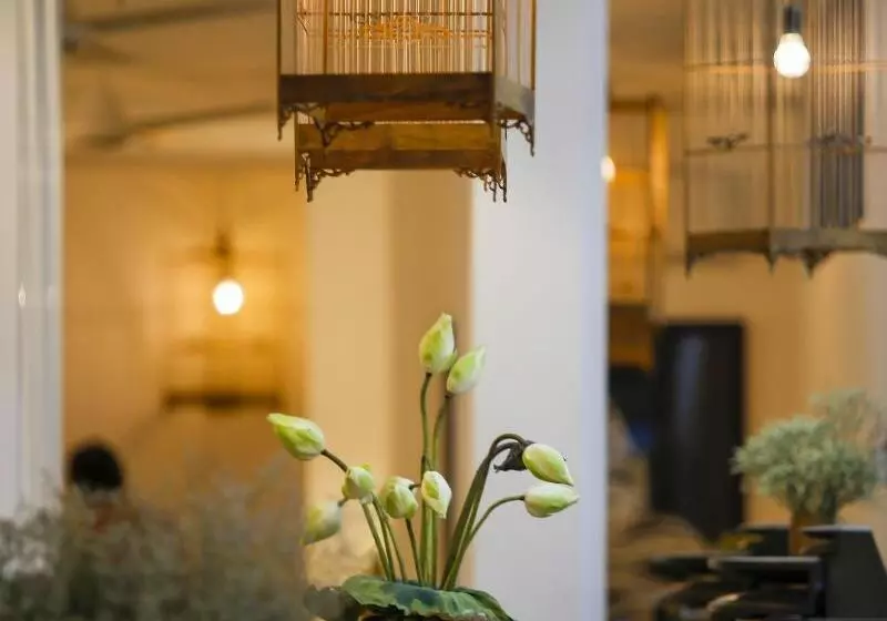 هتل Purple Hue Central Hub