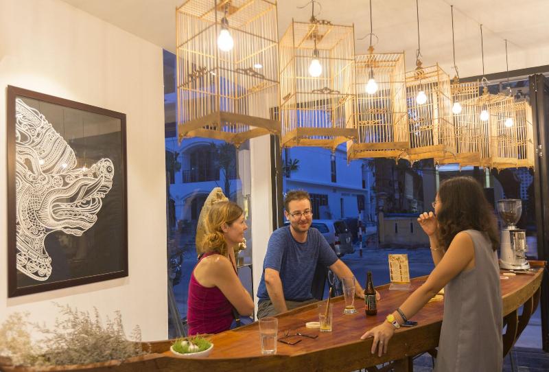 هتل Purple Hue Central Hub