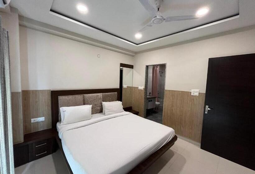 בית מלון כפרי Shri Radha Nikunj   Opposite Prem Mandir