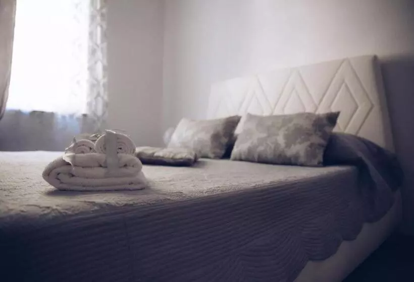 تختخواب و صبحانه Aleandre