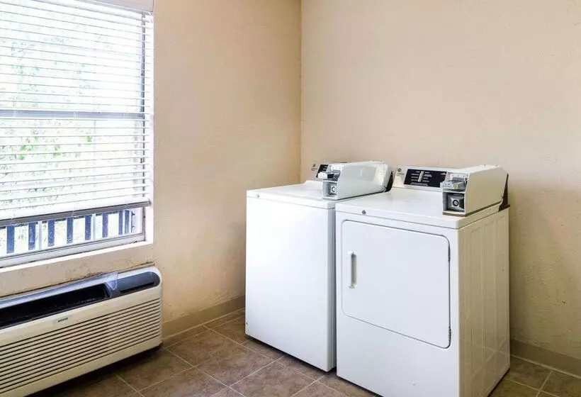 호텔 Quality Suites Irving Las Colinas